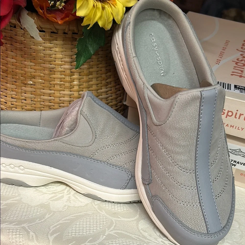 Easy Spirit Women's Traveltime Mules in Light gray.white sole - Picture 3 of 7